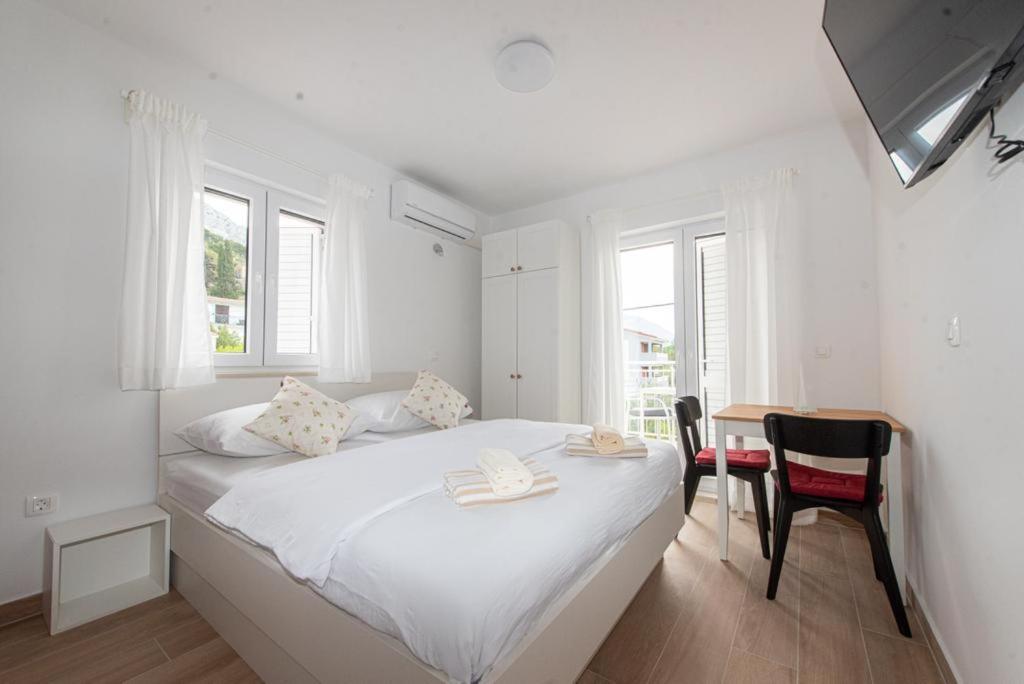Charming Apartments Duce 오미스 외부 사진