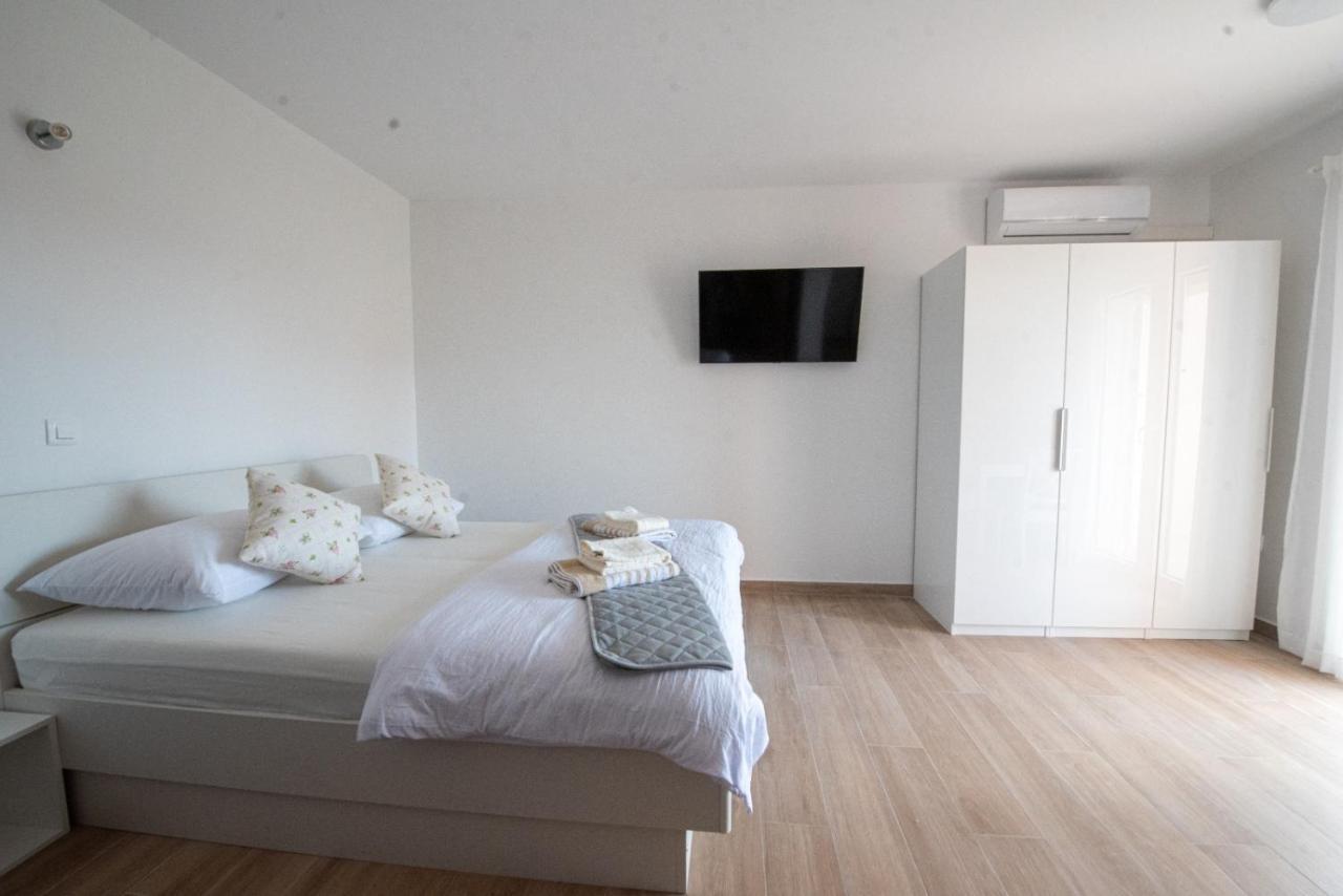 Charming Apartments Duce 오미스 외부 사진
