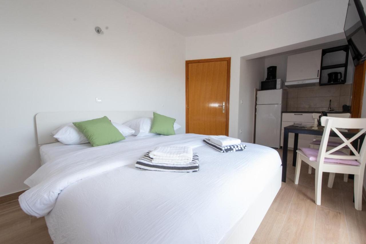 Charming Apartments Duce 오미스 외부 사진