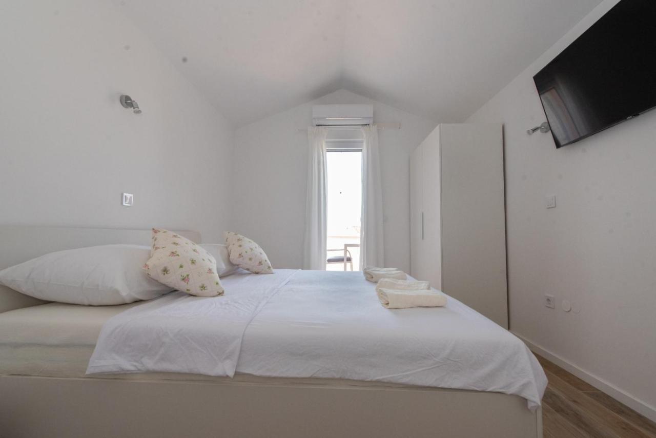 Charming Apartments Duce 오미스 외부 사진