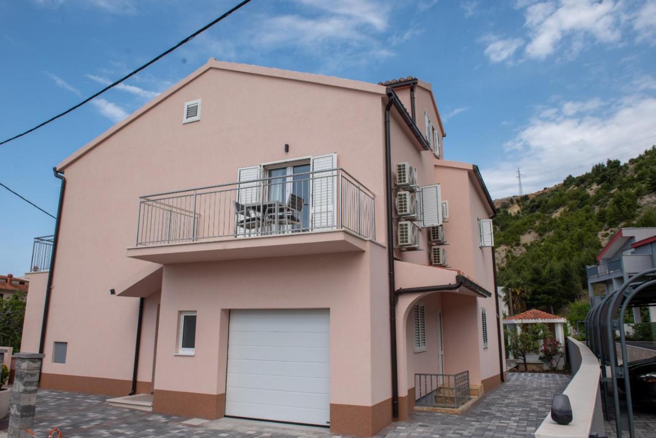 Charming Apartments Duce 오미스 외부 사진