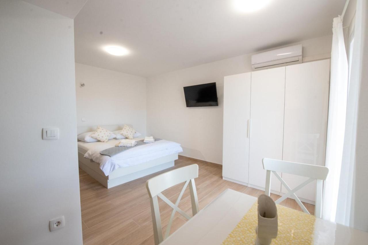 Charming Apartments Duce 오미스 외부 사진