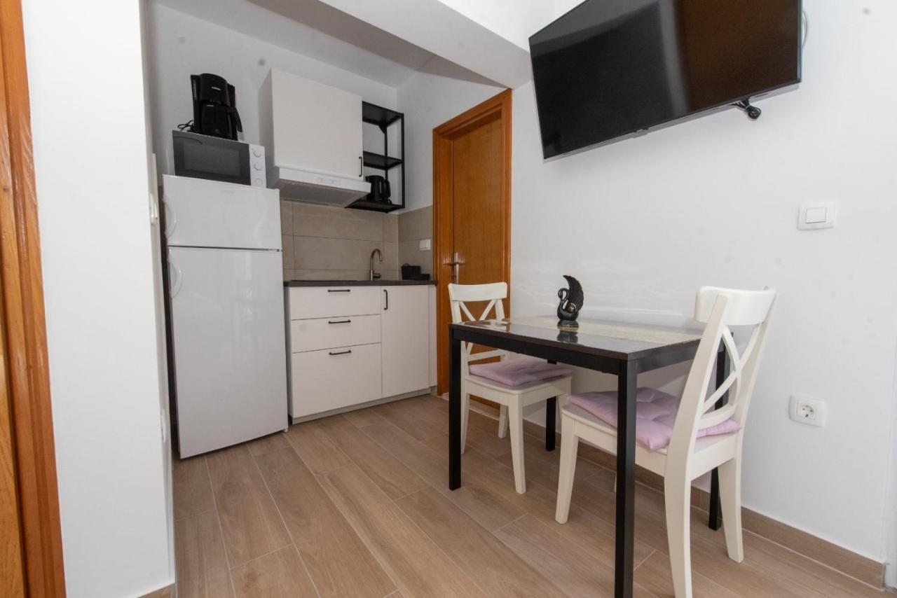 Charming Apartments Duce 오미스 외부 사진